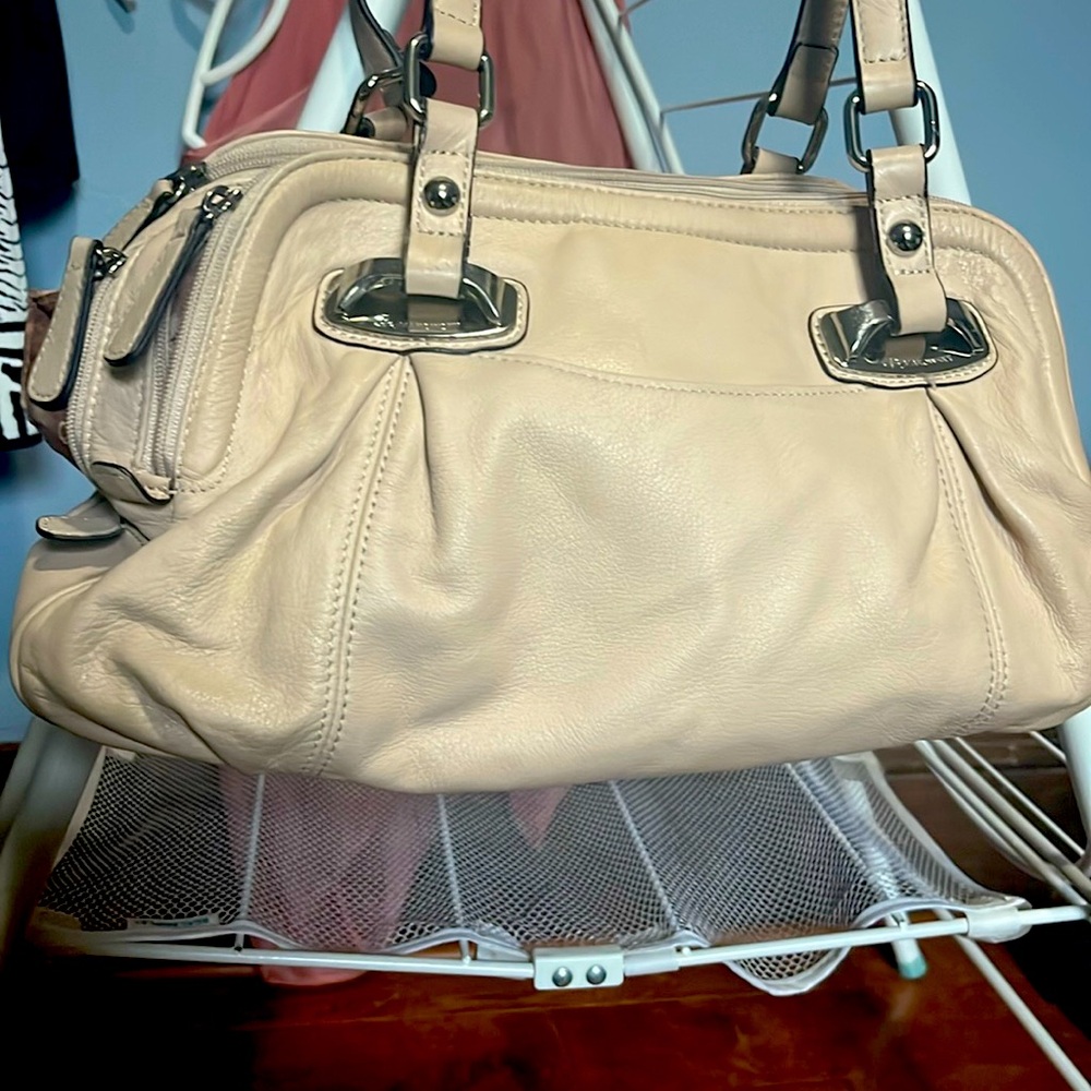 B. Makowsky Hand Bag in cream